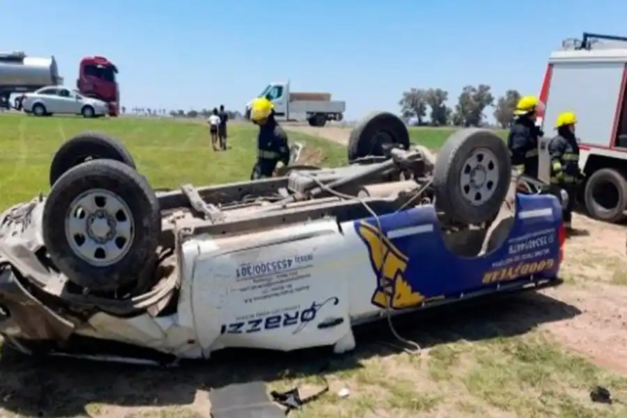 Dio varios tumbos y terminó con la camioneta volcada: sufrió graves lesiones