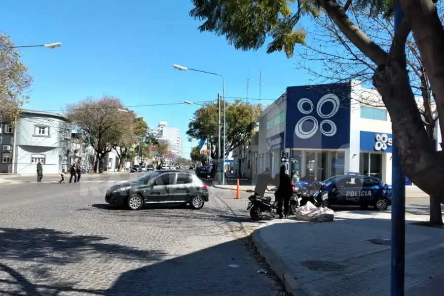 Choque y susto: un auto y una moto chocaron en el microcentro de la ciudad