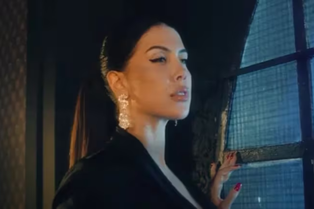 La mediática luce alta costura y lujosas joyas