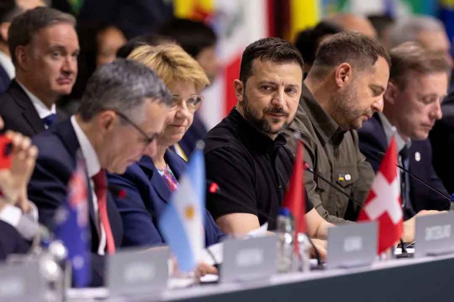 Zelenski denunció que un bombardeo ruso mató a trabajadores de la Cruz Roja