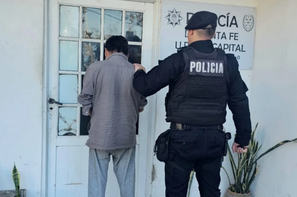 El momento en que el hombre es reducido y trasladado a sede policial.