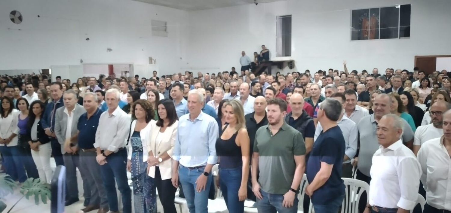 Sin definir candidaturas, el «frente de frentes» confluyó en Vera