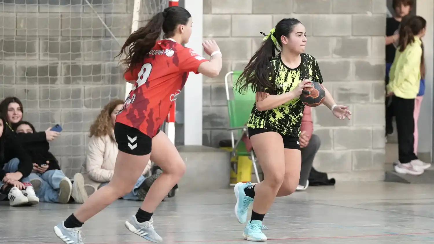 Acción. Por el Clausura de Asabal, entre Handball Necochea y Alta Mira