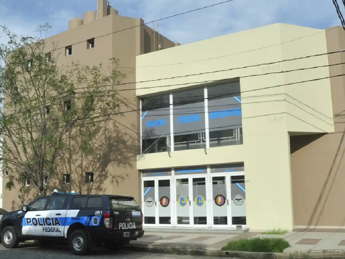 Dos efectivos de la Federal fueron detenidos por disturbios a la salida de un bar 