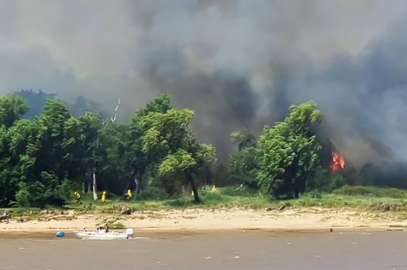 Incendios en zona de islas: Defensa Civil coordina con Entre Ríos para abordar la situación