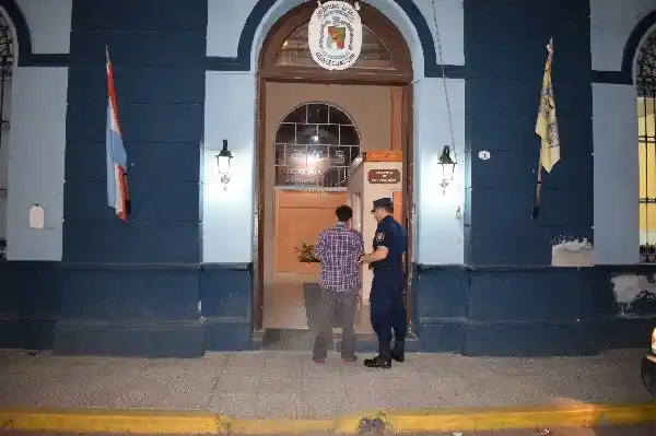 Lo vieron por las cámaras del súper y lo persiguieron hasta atraparlo