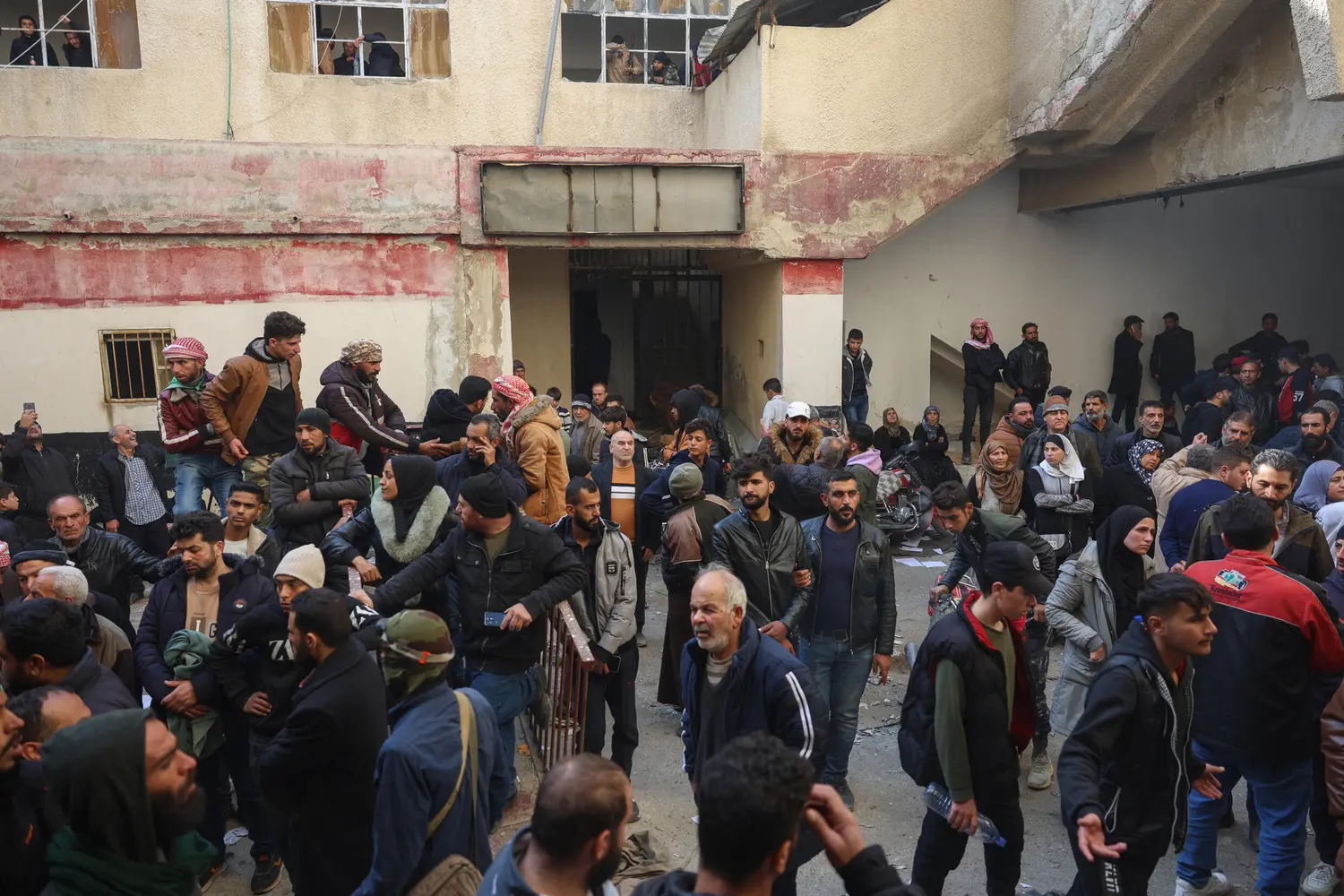 TRAS AÑOS de TORMENTO: presos salen tambaleándose de la cárcel «matadero» de Siria