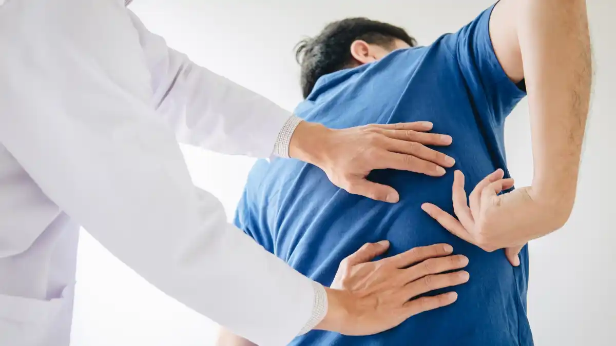 Moverte un poco marca la diferencia: tres ejercicios en silla que alivian el estrés y cuidan tu salud mientras trabajas/ DeporteGlam