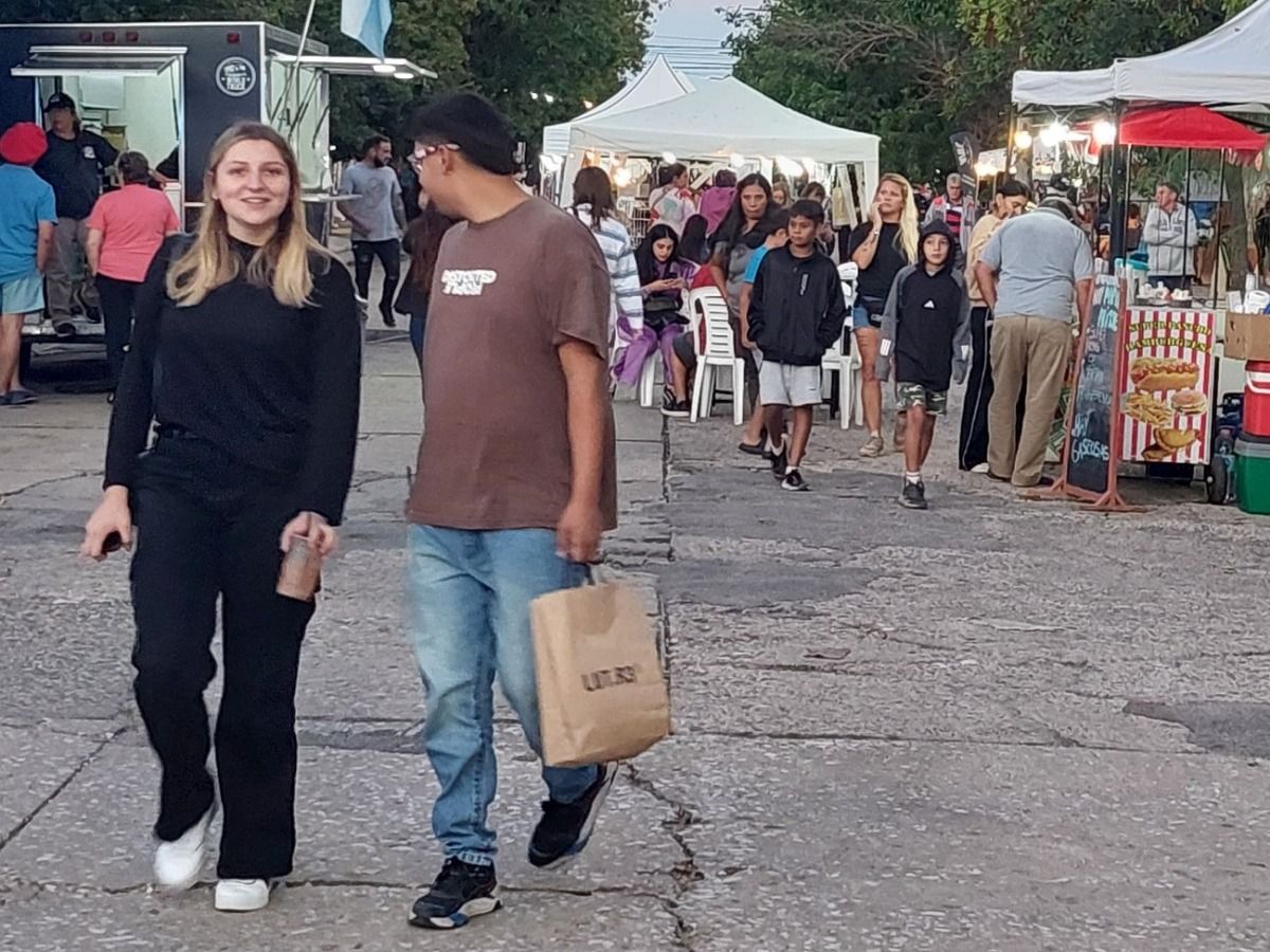 Buen marco de público en esta nueva iniciativa de los comercios de calle Brown.