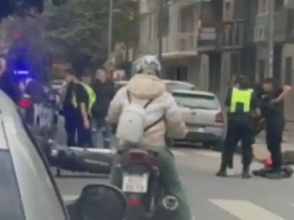 Luis Agote: una pareja que se trasladaba en moto evadió un control, quiso escapar en contramano y chocó contra un patrullero