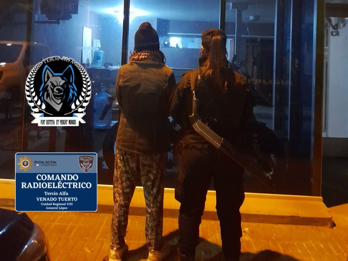 La mujer de 37 años fue aprehendida en la vía pública.