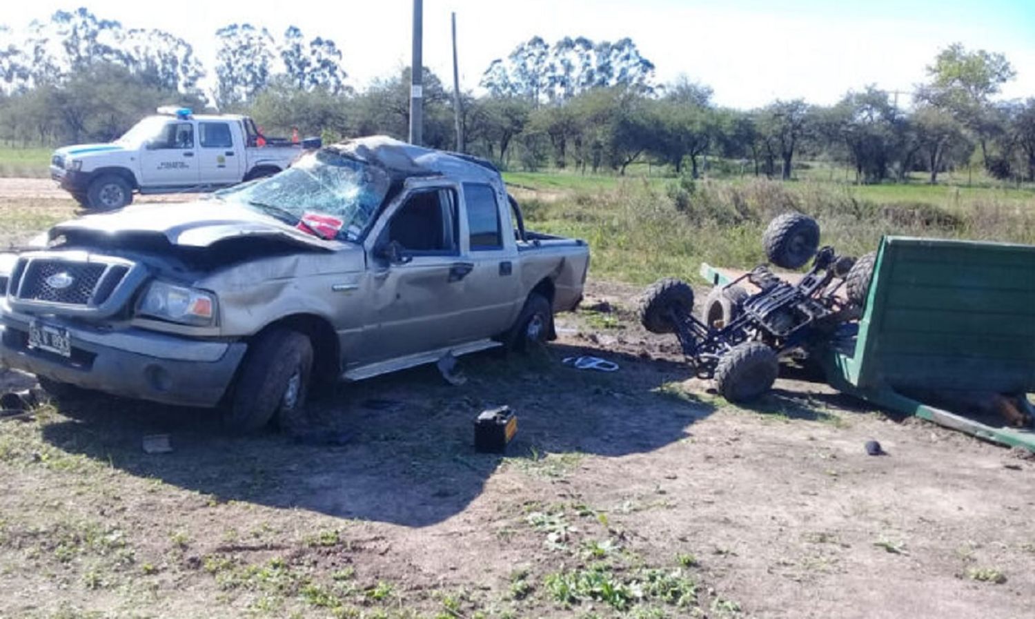 Volcó una camioneta que llevaba de tiro un cuatriciclo: una persona quedó internada