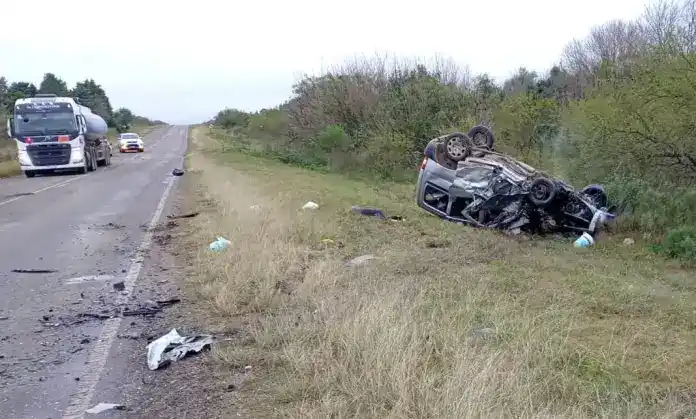 Dos personas fallecieron tras un violento choque frontal en la Ruta 12