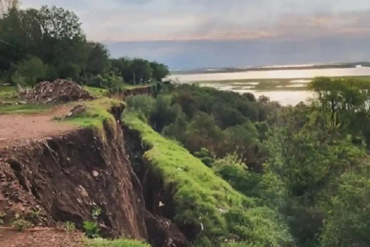 Diamante :hubo un deslizamiento de la barranca y evacuaron a familias por el temporal