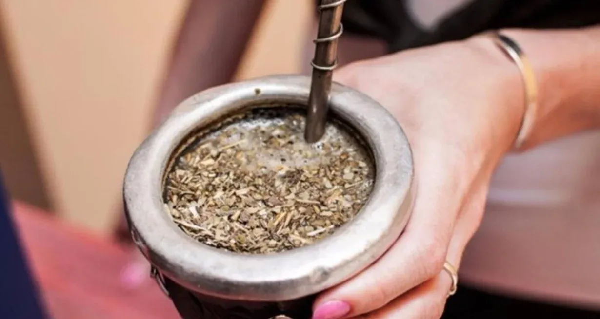 Actualmente, un paquete de yerba de un kilo oscila entre los $2800 y $3200.