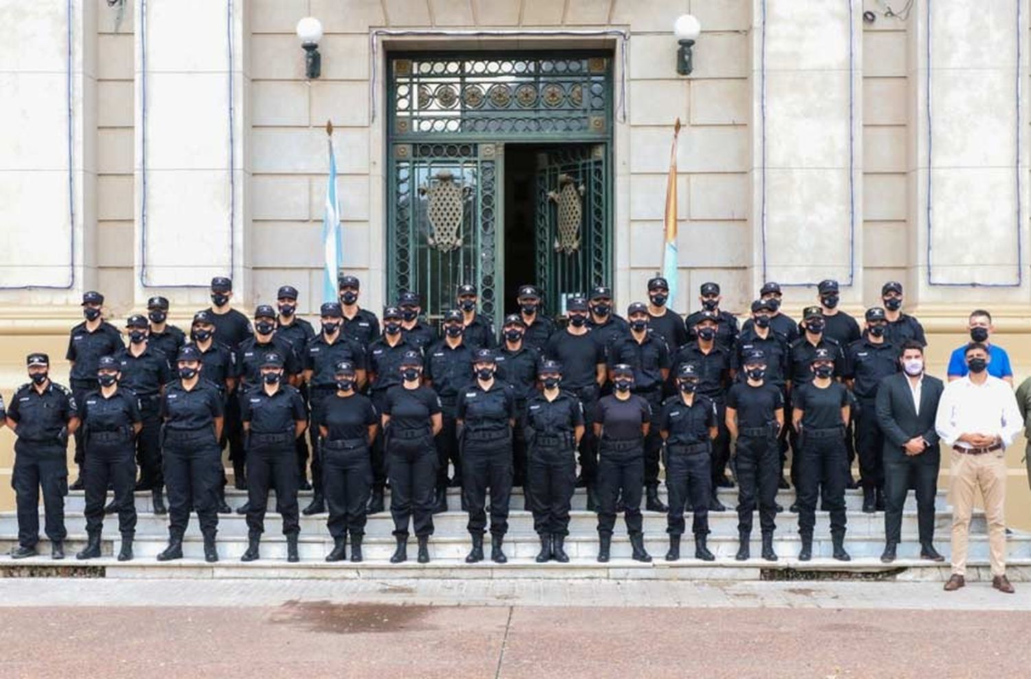 Refuerzan la ciudad: Rosario sumó 500 nuevos policías de los 800 que egresaron en la provincia