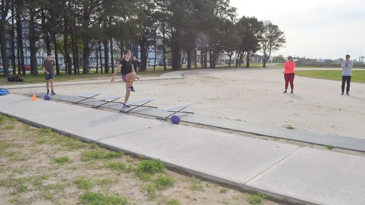 Rosario Coronel y Francisco Bonaura. Los jóvenes presentes durante el entrenamiento