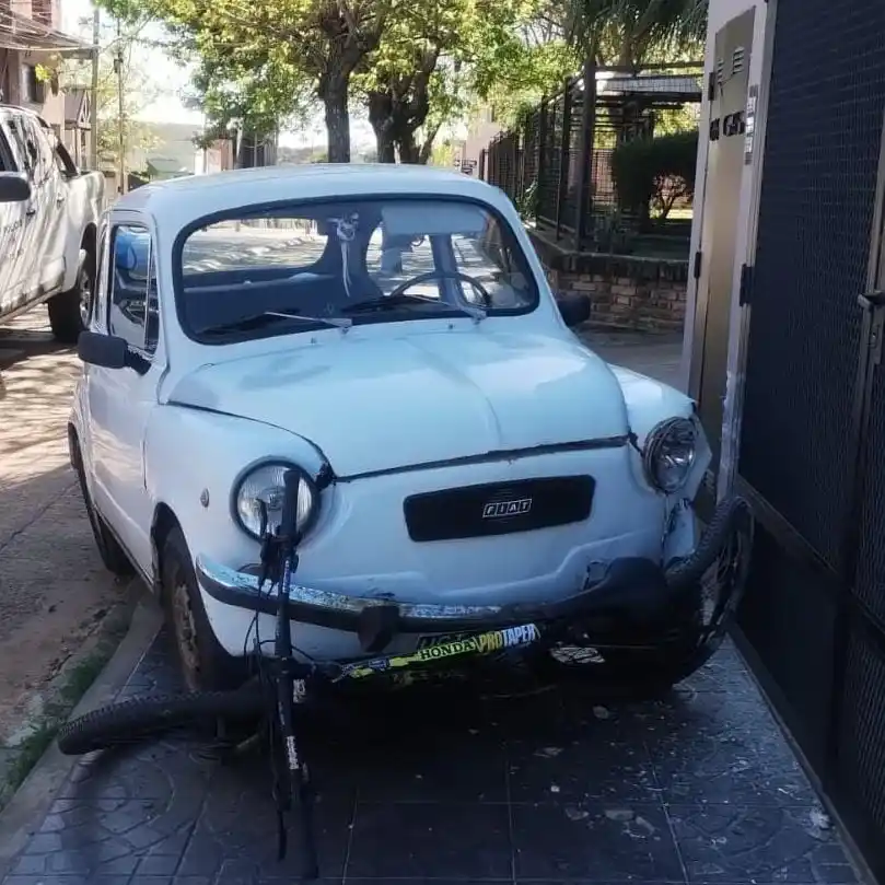 Choque entre auto y bicicleta: un adolescente resultó lesionado