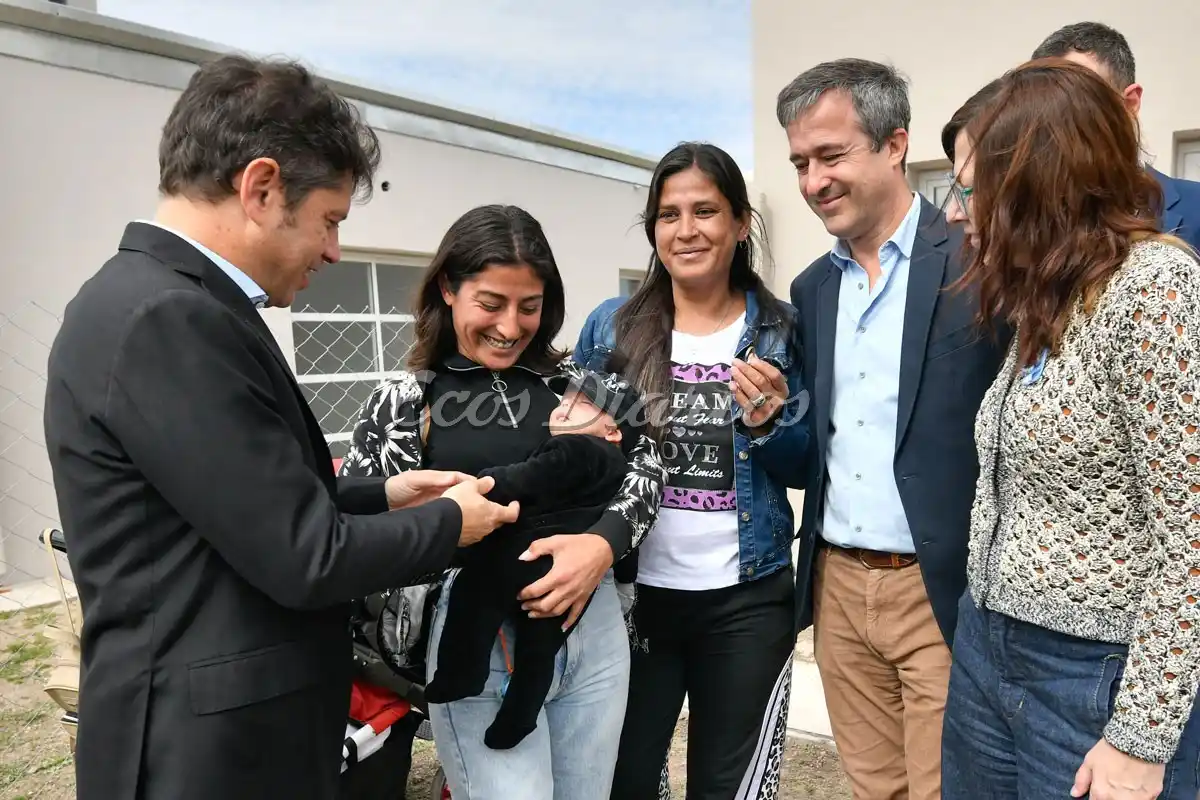 Pablo Barrena, Silvina Batakis y Axel Kicillof hacen entrega de las viviendas