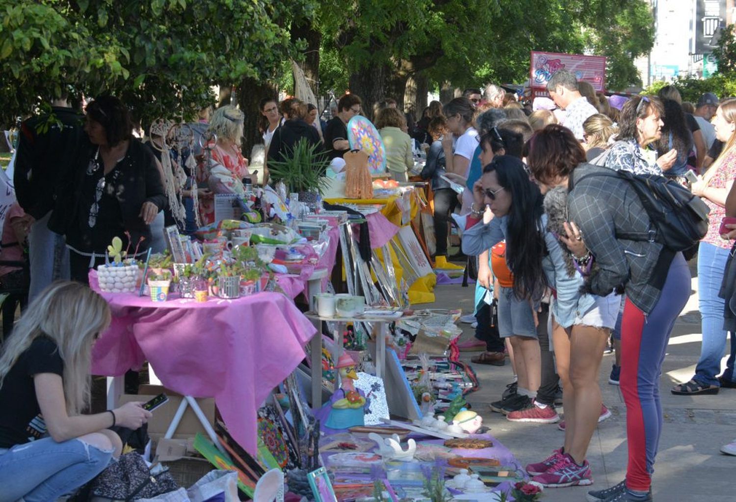 Expo Comunitarios reunió a una multitud en la Plaza Independencia