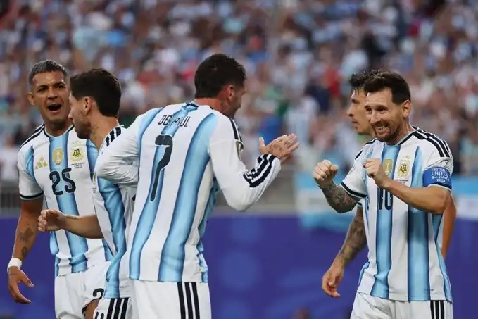Messi y De Paul fueron de los puntos más altos en el debut ante Argelia (@Argentina)