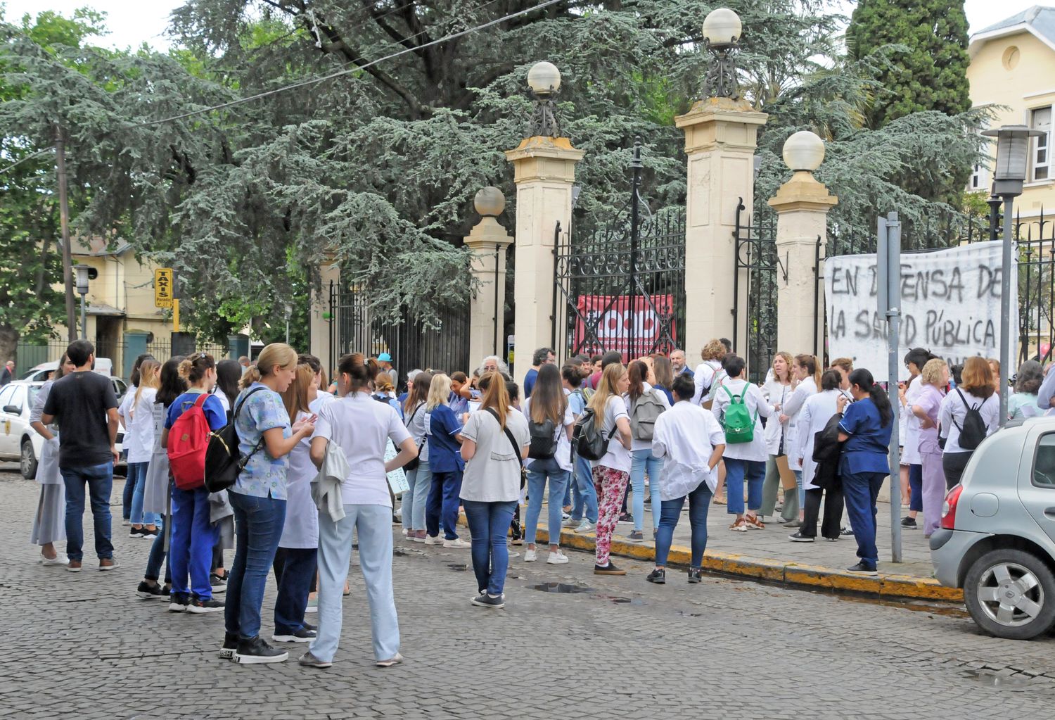 "Un médico de guardia cobra 3.200 pesos la hora y una docena de empanadas cuesta 4500"