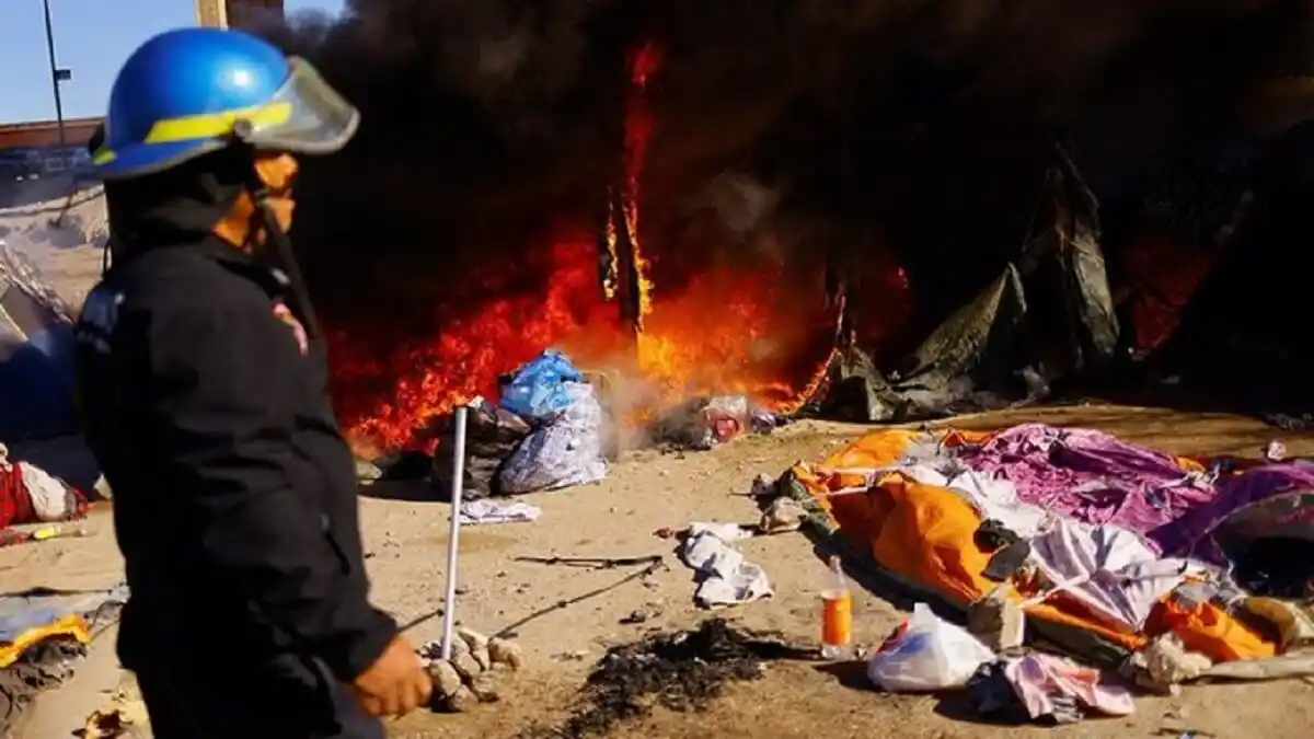 ¡LOS SACARON A PATADAS! Desalojan a 400 migrantes venezolanos de campamento en Ciudad Juárez