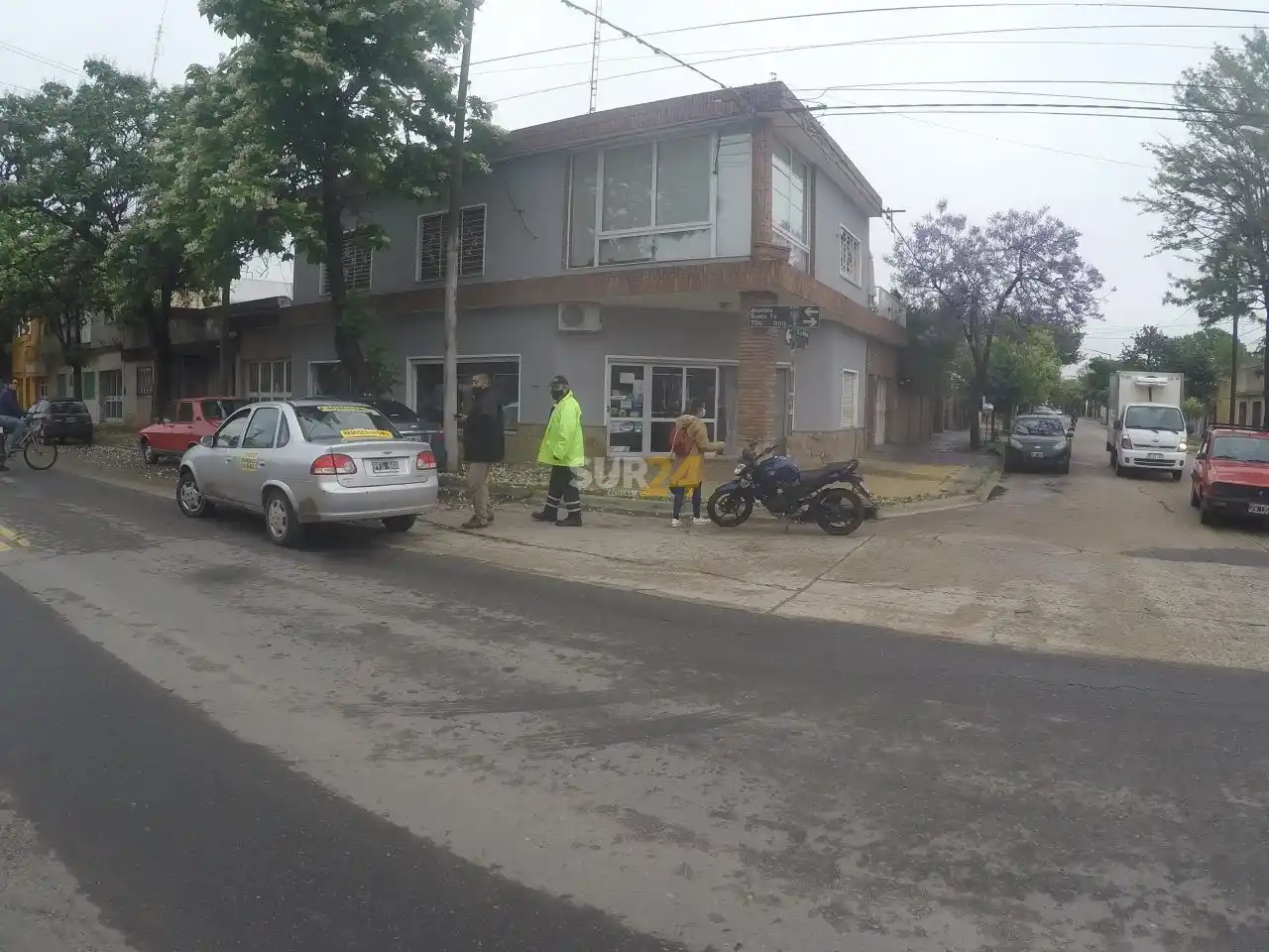 Chocaron moto y remís en Santa Fe y 25 de Mayo