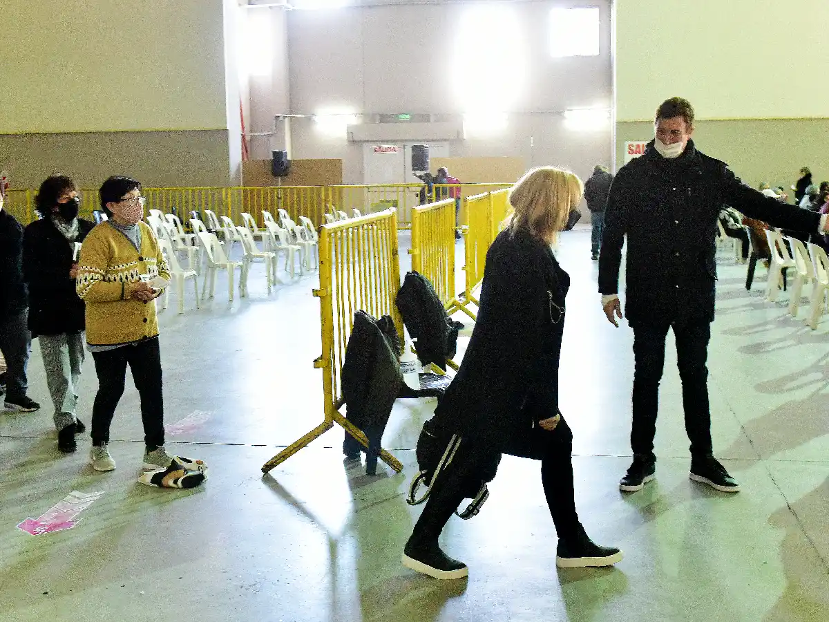 Aresca confirmó que avanzan gestiones por beneficios para jóvenes vacunados