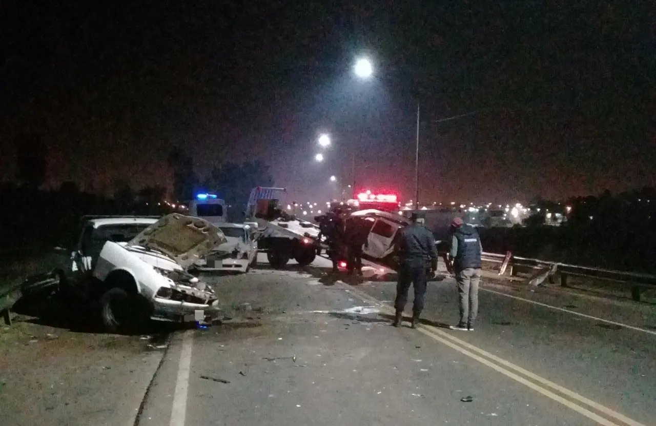 Fatal accidente en Avenida Frondizi: un fallecido, varios heridos graves y un conductor aprehendido