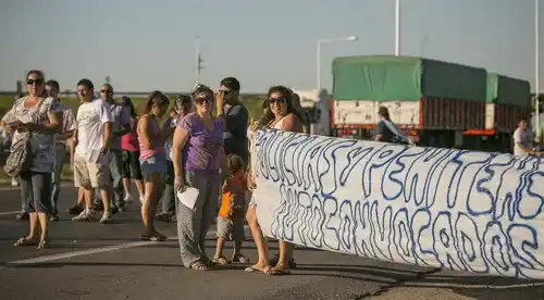 Ruralistas, policías y penitenciarios llevaron su reclamo a la Ruta 14