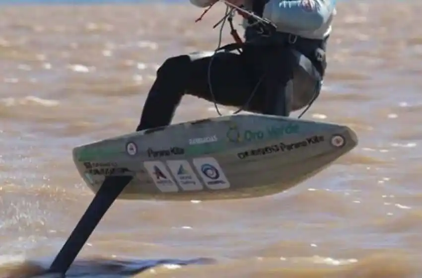 Búsqueda desesperada de un joven que hacía kitesurf y desapareció en las aguas del Paraná