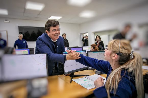 "Queremos llevar tranquilidad": Espinoza otorgó un bono de fin de año de $260 mil para los municipales de La Matanza