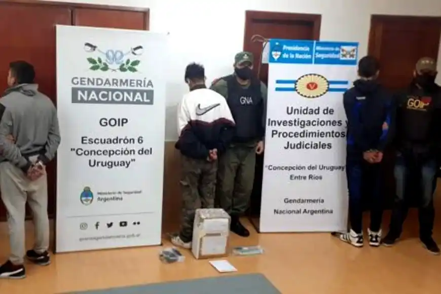 Fueron al correo a retirar un paquete con droga y los sorprendió Gendarmería