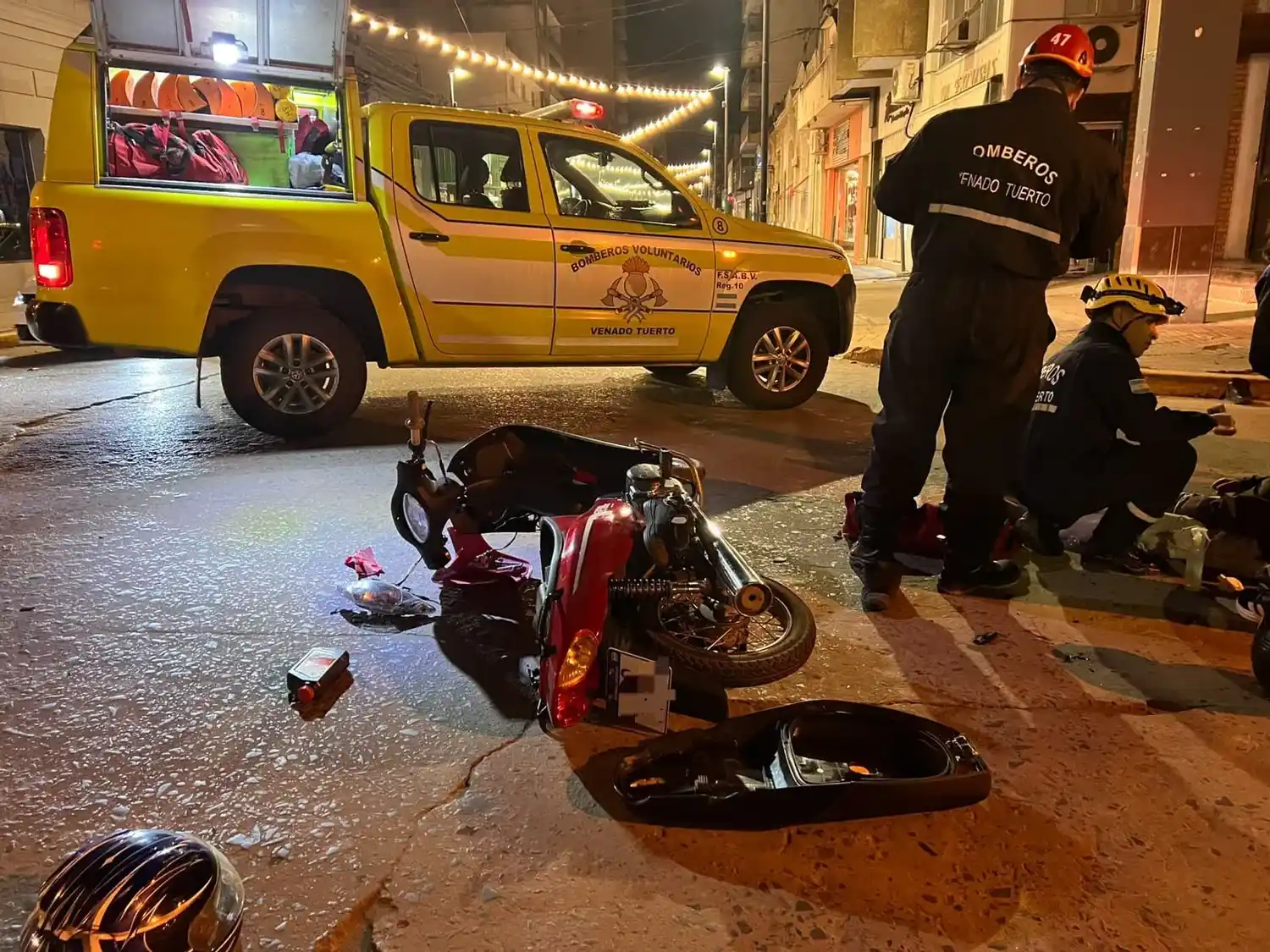 Los dos ocupantes de la motocicleta sufrieron traumatismos y fueron asistidos por Bomberos y personal médico del SIES.