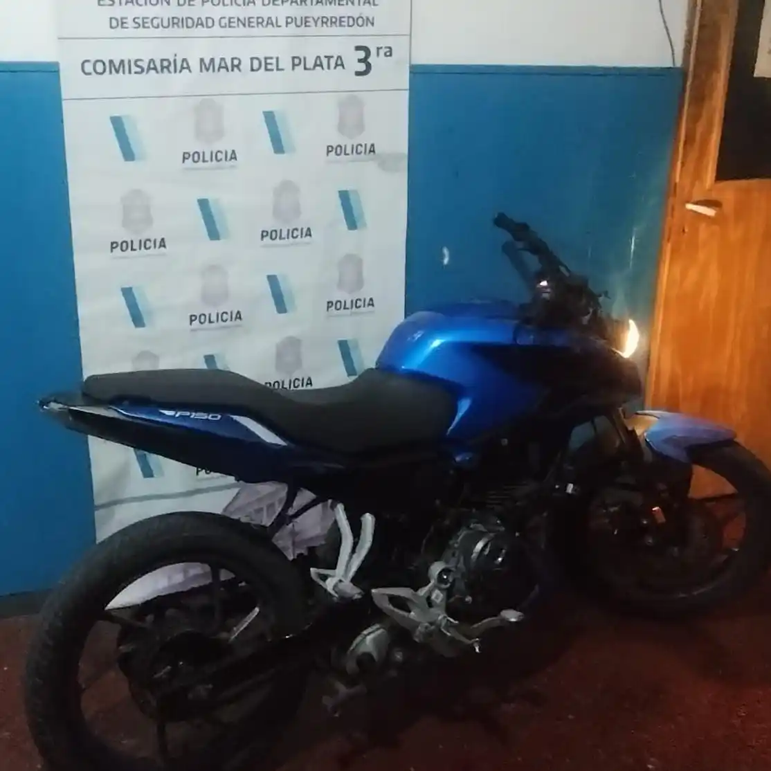 Tras consultar los registros informáticos, se comprobó que la motocicleta tenía un pedido de secuestro activo por hurto desde el 5 de febrero de 2026.
