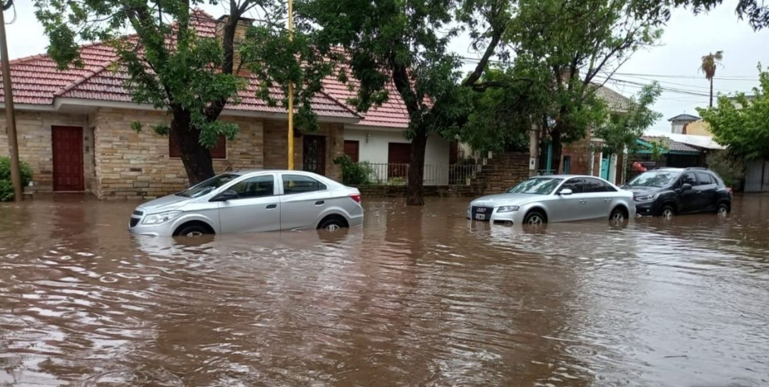 Una lluvia de 350 milímetros sobre campos cercanos a El Trébol causó graves inundaciones. La obra necesaria para evitarlas de defensa y canalización tiene apenas un 50% de ejecución.