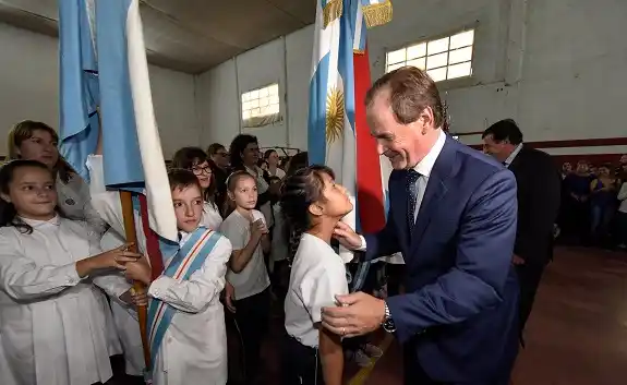 Bordet adelantó un aumento del 8% a estatales y docentes 