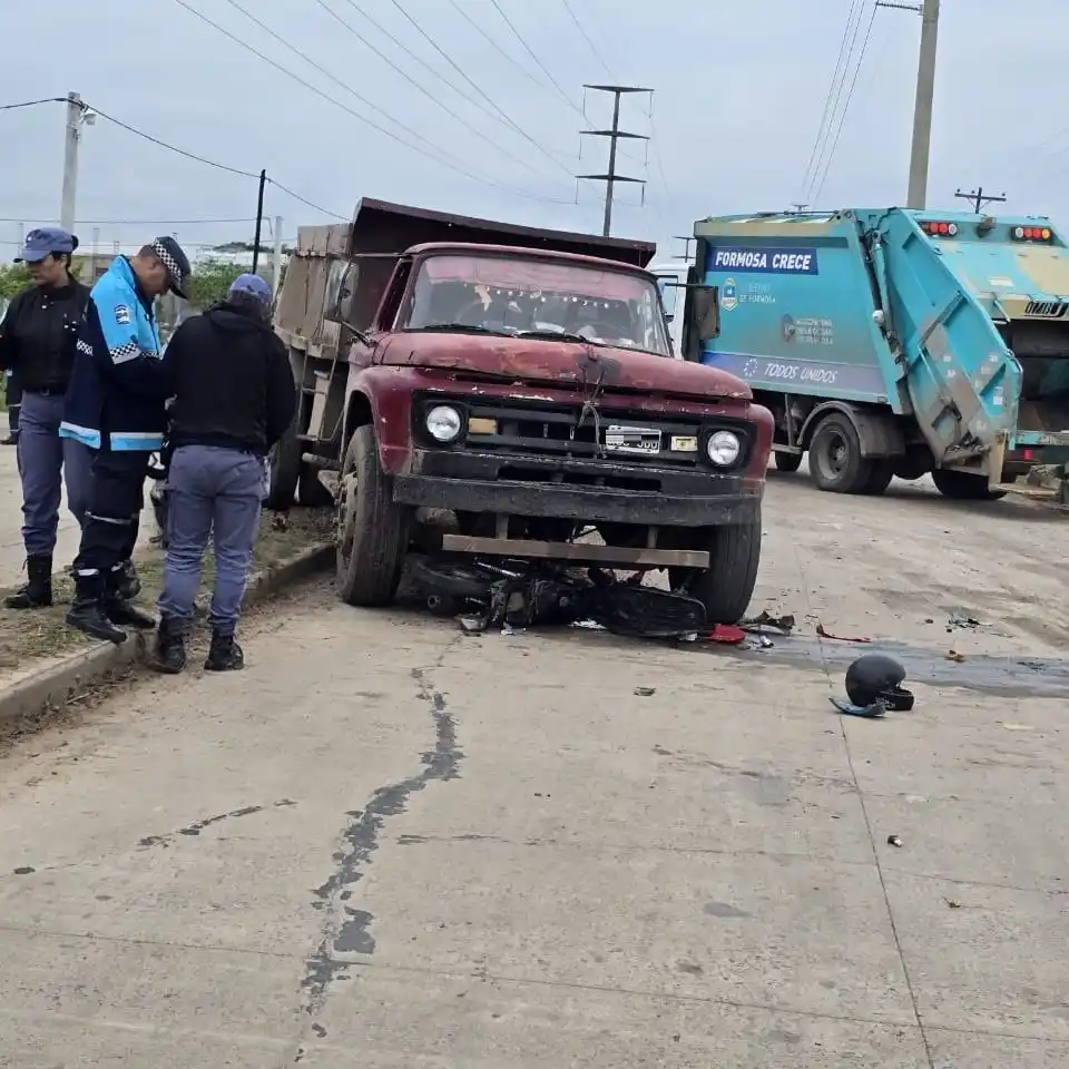 Fuerte choque en Formosa: una motociclista fue hospitalizada