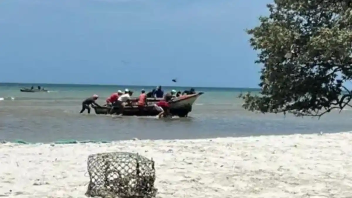 ¡NADA QUE APARECEN DOS TRIPULANTES! Rescatan embarcación “Mi Niña Karina” en costas de Sucre