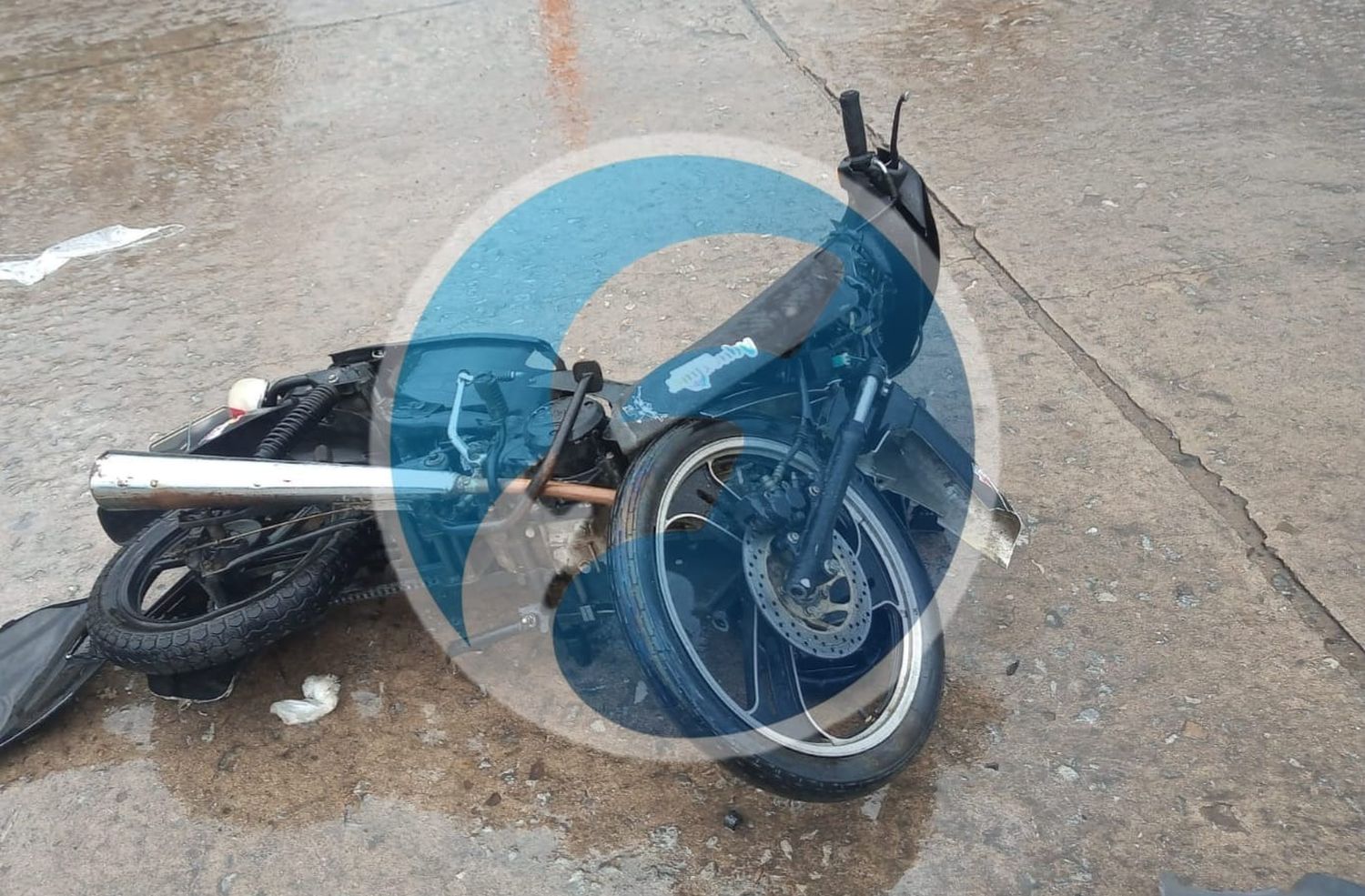 Motociclista herido tras chocar contra el vehículo de un policía