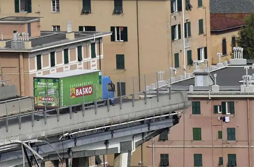 La historia del camionero que se detuvo justo a tiempo cuando colapsó el puente Morandi