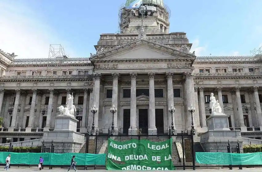 Diputados vuelven al Congreso para debatir la legalización del aborto