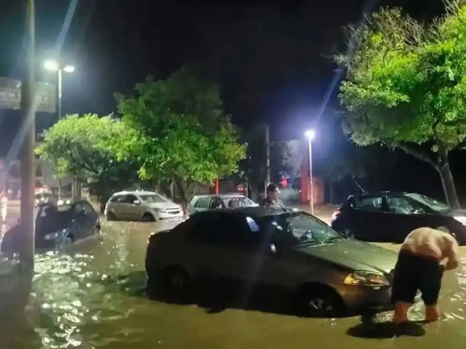 El evento climático incluyó viento huracanado, granizo y fuertes lluvias