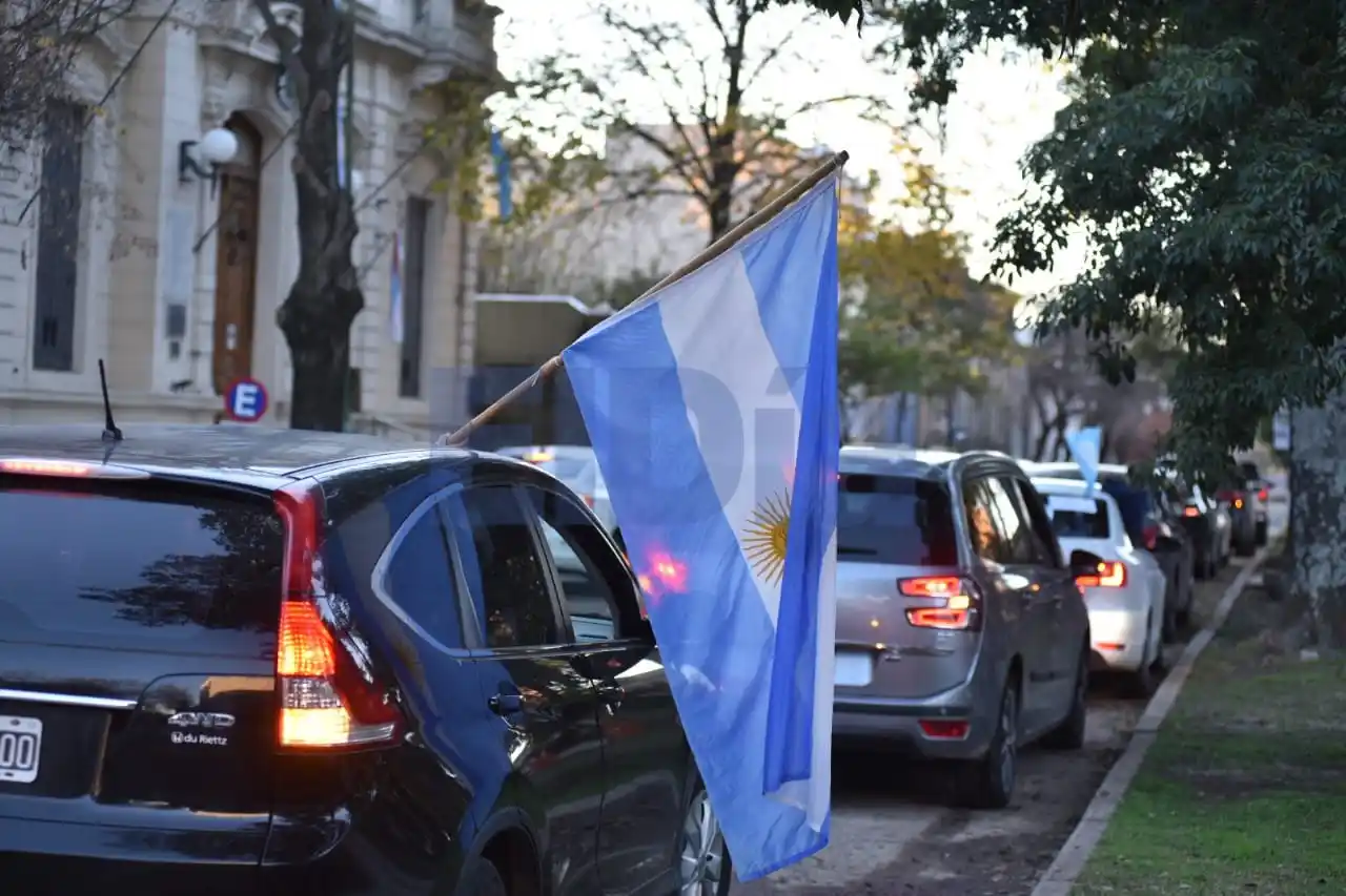 Caravana y bocinazo: desde Plaza Urquiza se dirigieron a la casa del intendente Piaggio