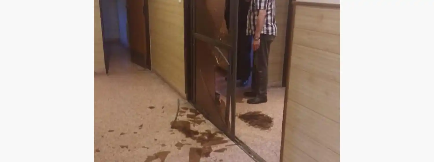 Enojado rompió instalaciones de la mutual de municipales