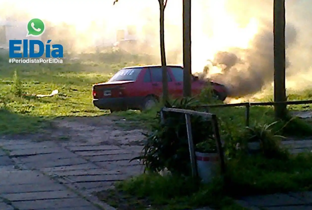 VIDEO: Así se prendió fuego el auto en el Barrio 140