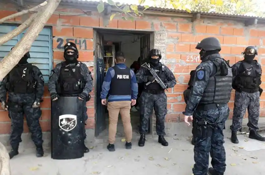 Cuatro detenidos, drogas, decenas de balas y celulares: el saldo de múltiples allanamientos en Rosario