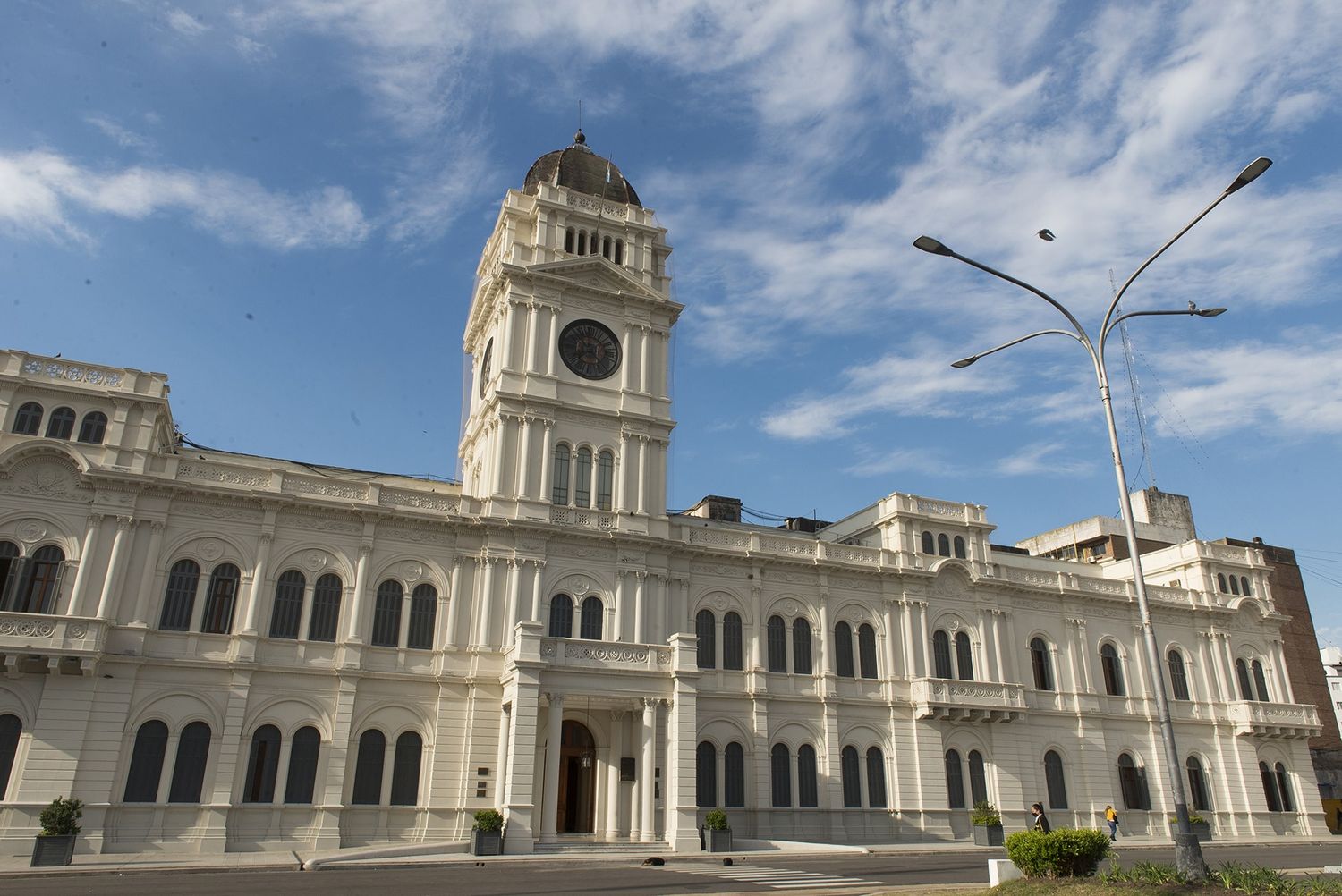 Docentes y estatales recibirán un aumento superior al 5 por ciento con los haberes de enero