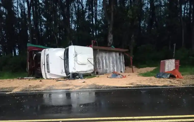 Un camión volcó en el acceso a Aldea San Antonio y dos personas resultaron heridas